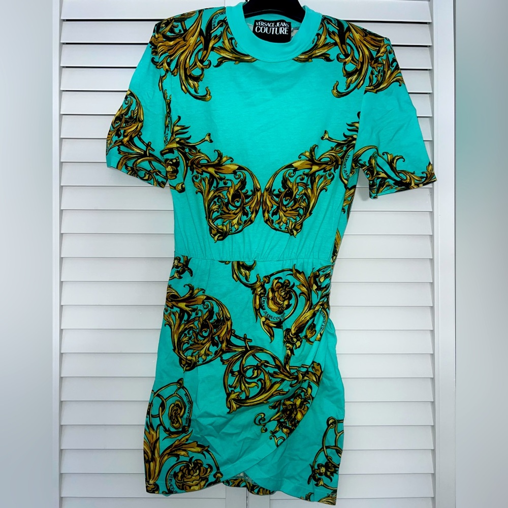 Versace Jeans Sheath Dress
Green
Printed
Shortsleeve fitted with Scoop Neck